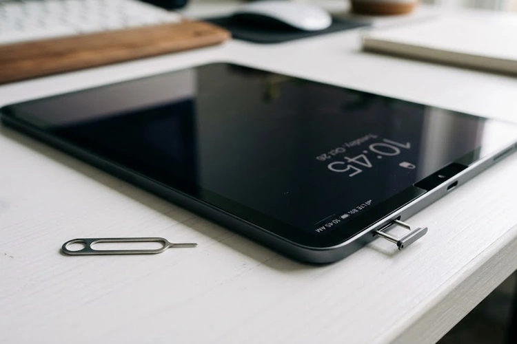 What is 4G LTE on a tablet showing cellular signal icon and tablet device